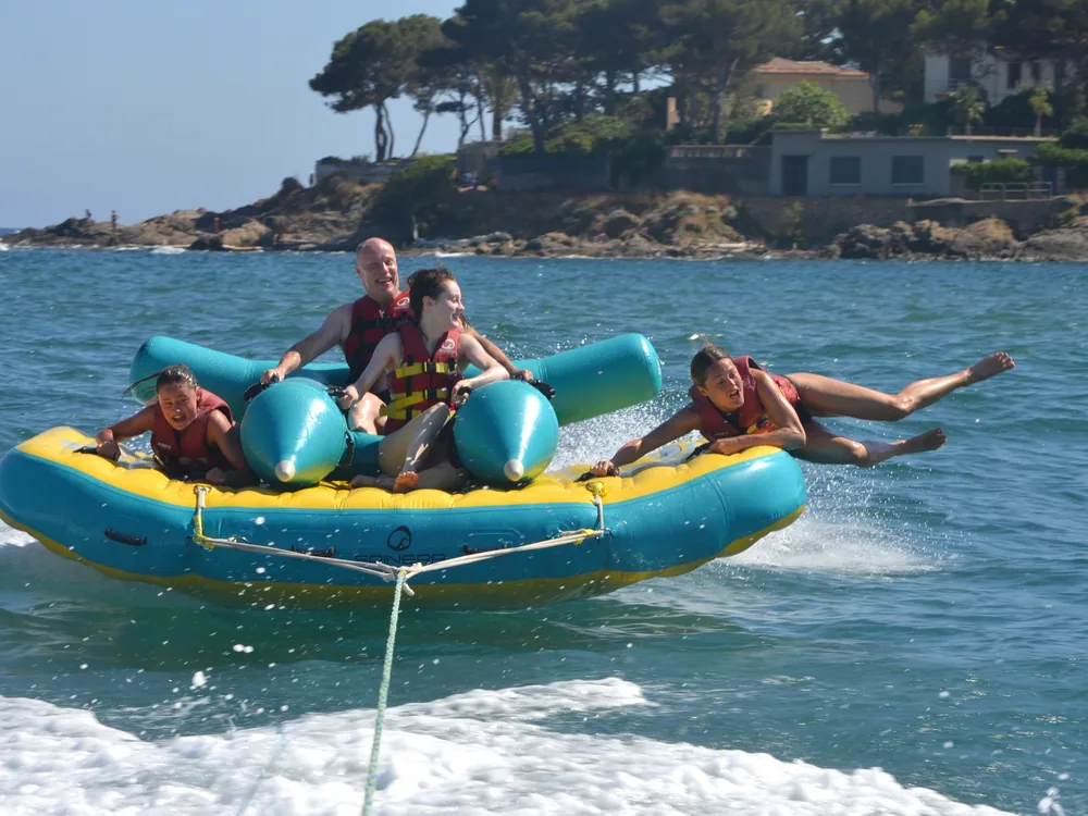Bouée tractée dans la baie
